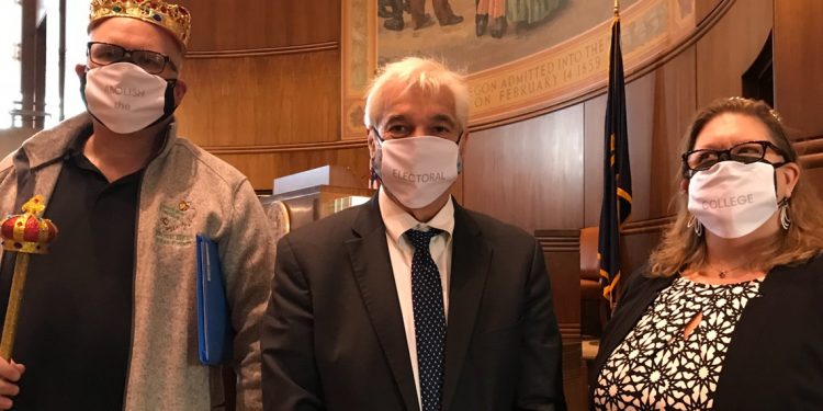 Oregon electors take stance against Electoral College