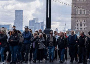 People are waiting in line over 30 hours to pay respects at Queen Elizabeth’s coffin