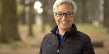 Governor Kotek Visits Astoria to Highlight Housing Efforts and Address Homelessness