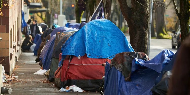 Oregon’s Homelessness Debate Heats Up as Local Officials Push for Tighter Control Over Camps