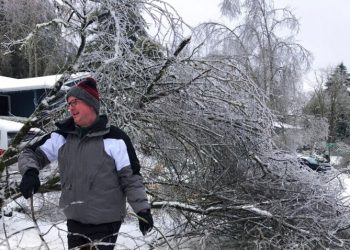 Severe Weather Hits Oregon, Leaving Thousands Without Power and Disrupting Travel