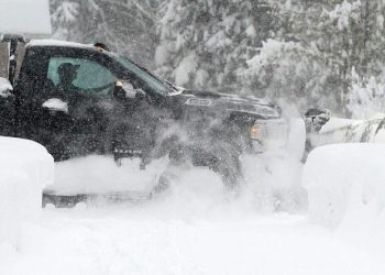 Winter Storm Hits Oregon, Road Crews Work to Keep Routes Safe