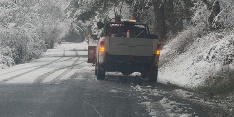 Winter Weather Causes Disruptions in Western Oregon, Prompting Caution