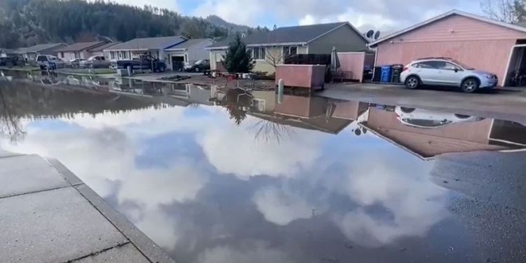 Flooding in Sutherlin, Oregon: Residents Fear the Worst as Water Levels Rise