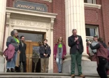 University of Oregon Faculty Rally Over Contract Negotiations and Federal Funding Cuts