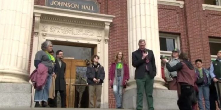 University of Oregon Faculty Rally Over Contract Negotiations and Federal Funding Cuts