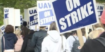 University of Oregon Student Workers Strike Over Wage Disputes and Pay Delays