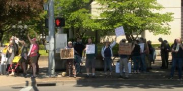 Protesters in Eugene Oppose Avelo Airlines’ Deportation Flights Contract with ICE