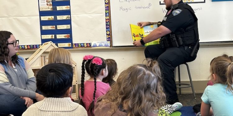 Astoria police visit Head Start class for storytime and tour