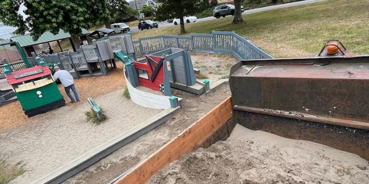 Astoria Parks & Recreation replenishes sandbox at Tapiola Park